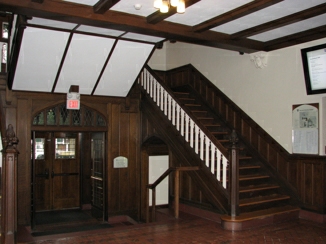 Treppenhaus in der Theologie aus altem schwerem Holz